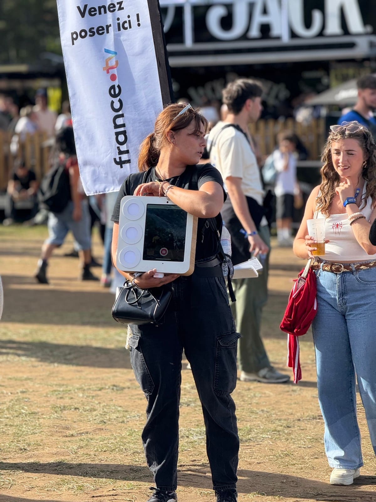 Begeleidster met de draagbare Badabooth op een festival