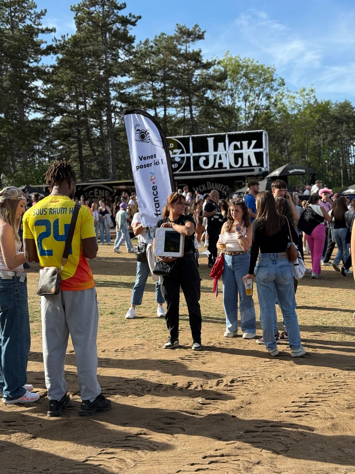 Draagbare Badabooth in actie op een buitenfestival